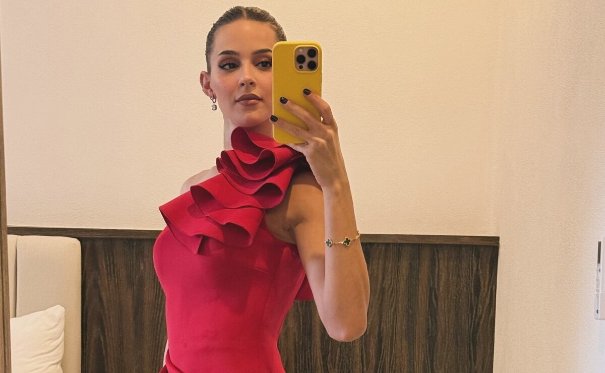 Mariana Rodríguez luce encantadora con sofisticado vestido rojo