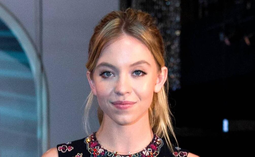 Sydney Sweeney presume su nuevo corte de pelo enredada en una toalla  