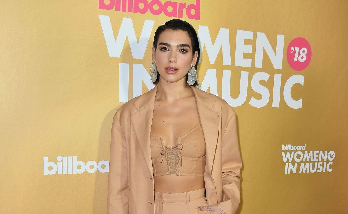 Dua Lipa posa braless y con pantalones cargo que arrebatan la atención