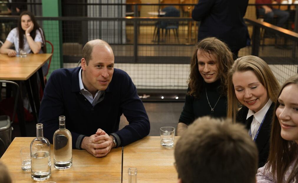 El príncipe William visita Polonia, platica con refugiados de Ucrania y cena en restaurante LGBT como muestra de apoyo