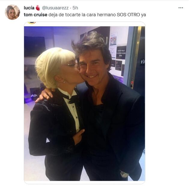 Tom Cruise, irreconocible, besa a Lady Gaga