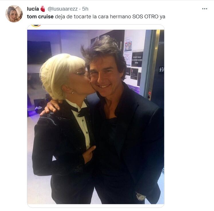 Tom Cruise, irreconocible, besa a Lady Gaga