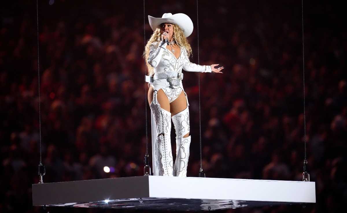 Beyonce durante su presentación del show de medio tiempo del partido entre Baltimore Ravens y los Houston Texans en el NRG Stadium / Foto: AP