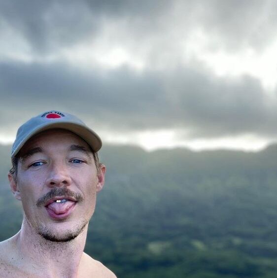 La cantante Sia reveló que adoptó un niño y confesó que le gustaría tener sexo con Diplo pero sin compromiso 
