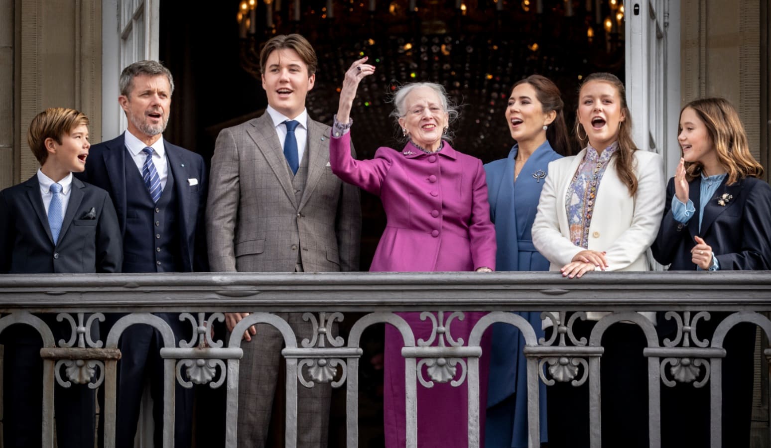 El príncipe Christian saludando desde el palacio Amalienborg junto a sus padres, Federico y Mary de Dinamarca, su abuela la reina Margarita y sus pequeños hermanos Vincent, Isabella y Josephine / EFE