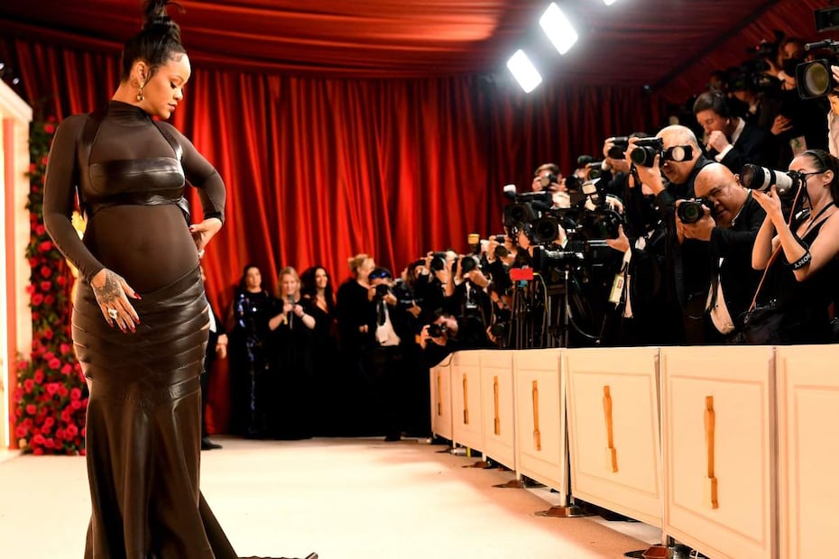 Rihanna presume su embarazo en un vestido transparente de Alaïa para los Oscar 2023