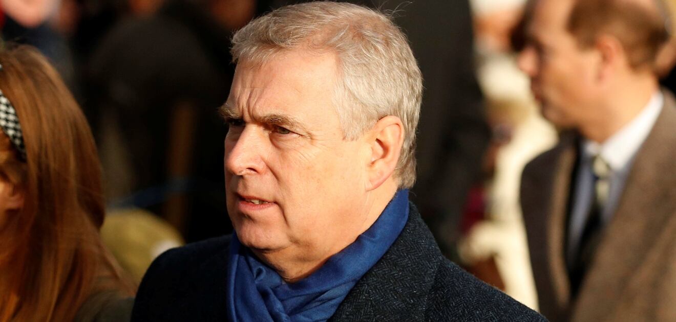 El príncipe Andrés entre los asistentes al almuerzo de Navidad de la reina Isabel 