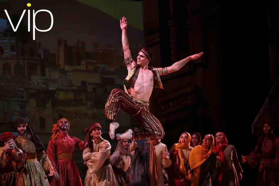 Mariana Rodríguez y Samuel García disfrutan del Ballet de Monterrey