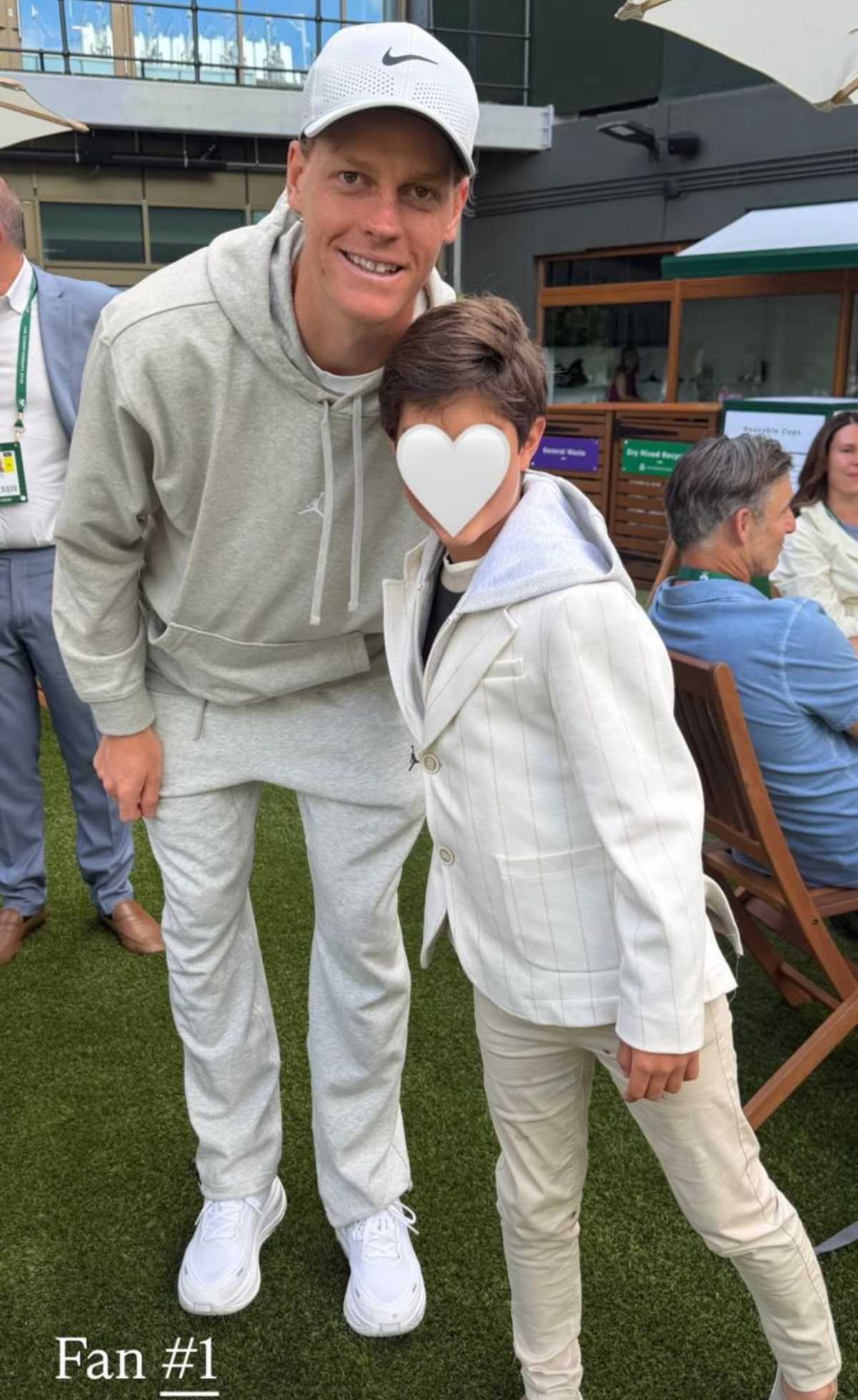 El hijo de Sergio 'Checo' Pérez junto a Jannik Sinner / Foto: Instagram
