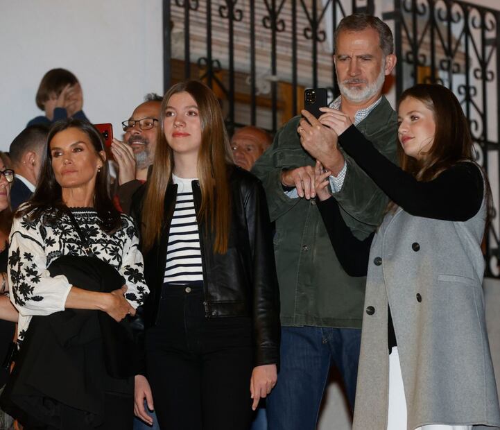 El divertido momento en que la princesa Leonor ayuda al rey Felipe con su celular