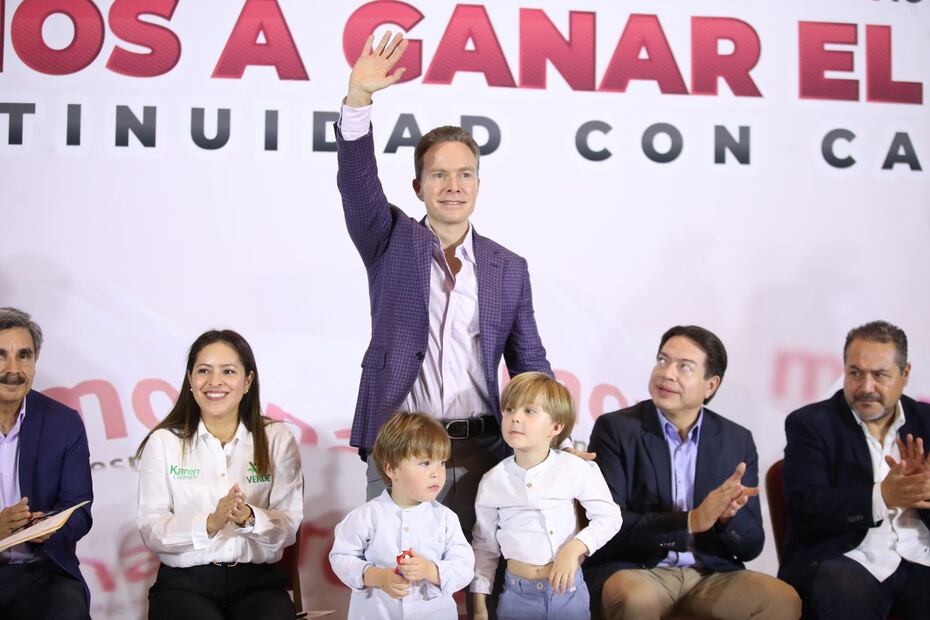 Manuel Velasco Coello, esposo de Anahí, con sus dos hijos: Manuelito y Emiliano / Germán Espinosa, El Universal
