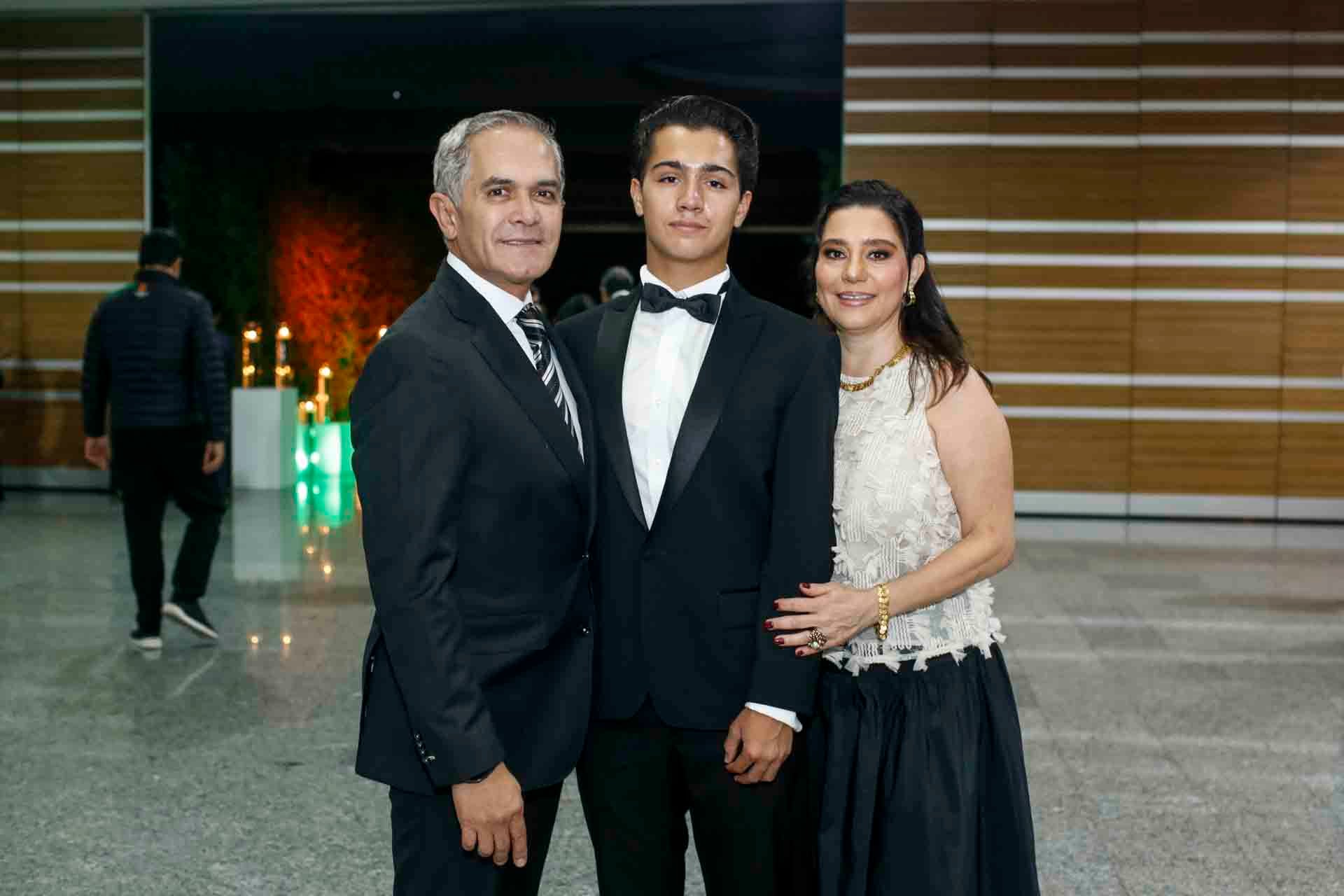 Miguel Ángel Mancera, Leonardo Mancera y Magnolia Virgen. (Foto: Esteban Torreblanca)