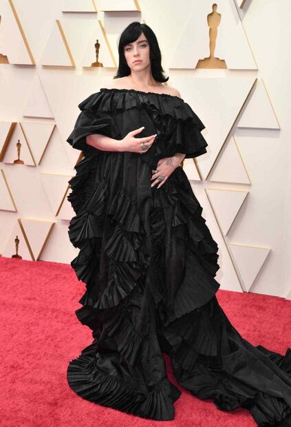 Billie Eilish cambió su estilo casual a uno glamuroso en los Oscars 2022