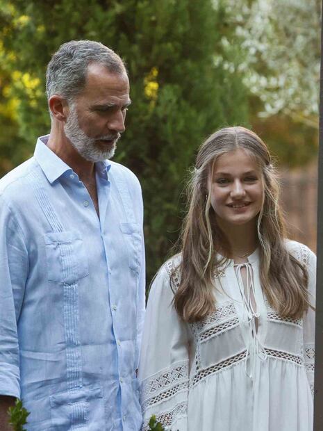 Felipe de España sorprende con relajado look de jeans y guayabera 