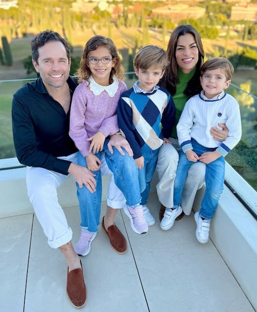 Bárbara Coppel y Alejandro Hank con sus hijos, Amaia, Bastien y Kilian / Cortesía
