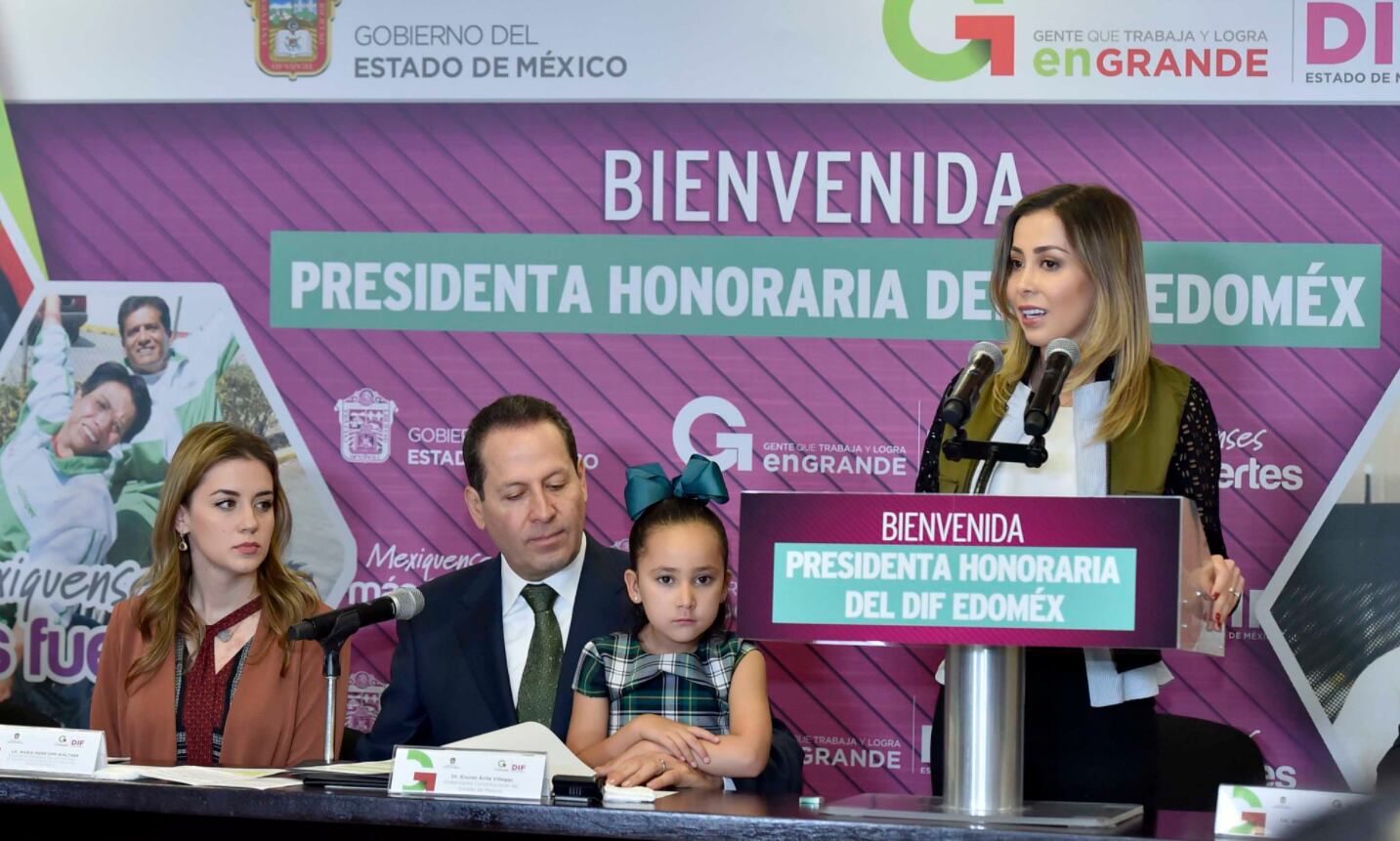 Eruviel Ávila, gobernador del Estado de México, presume su anillo de matrimonio