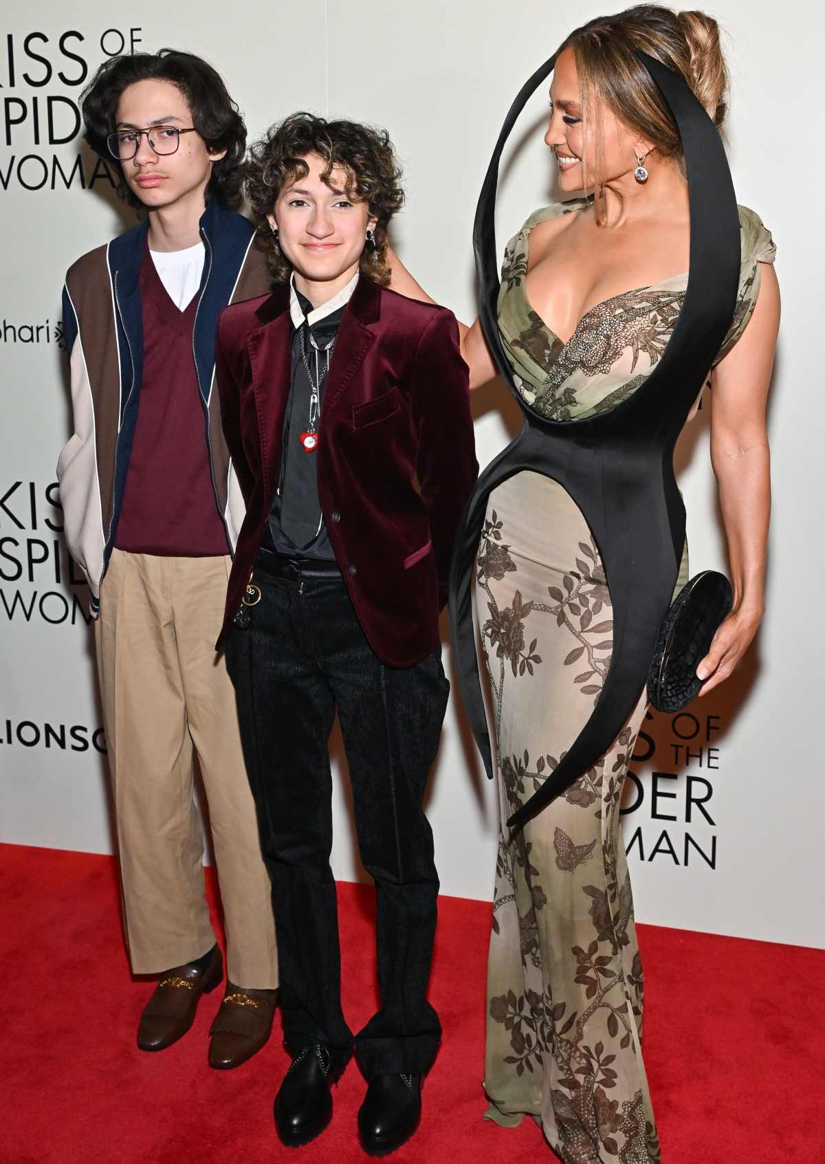 Max y Emme Muñiz junto a Jennifer Lopez / Foto: Evan Agostini - AP
