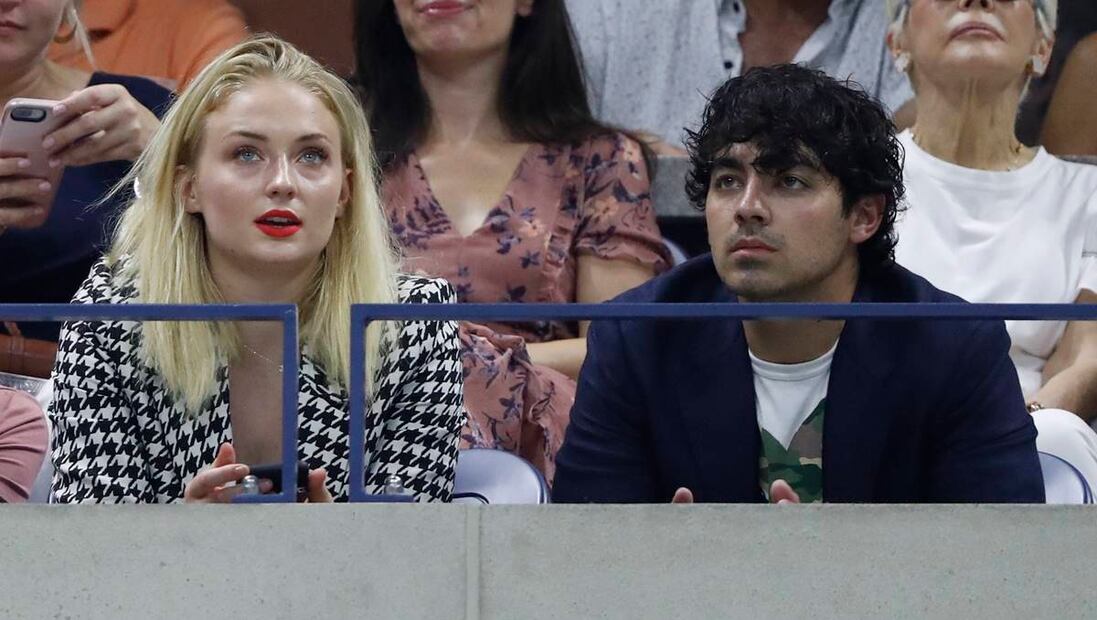 Captan de paseo a Joe Jonas y Sophie Turner luciendo baby bump en plena pandemia