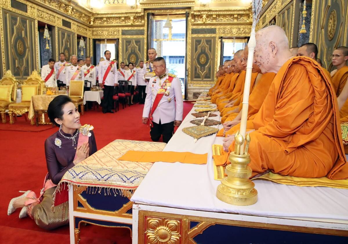 Reaparece la amante del rey de Tailandia en evento oficial 