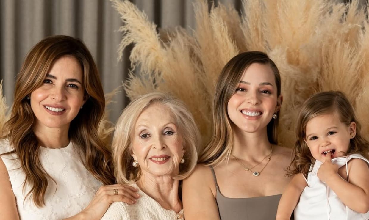 Mariana Rodríguez con su mamá, su abuelita y su hija / Foto: Instagram