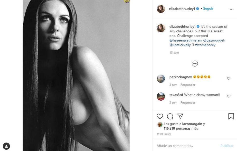 Elizabeth Hurley juguetea en el mar con mini bikini azul