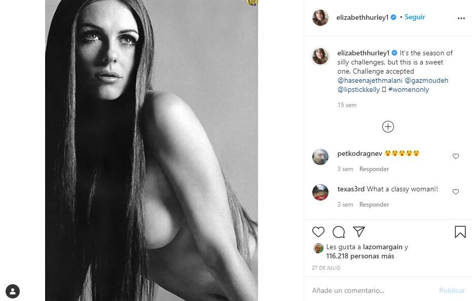Elizabeth Hurley juguetea en el mar con mini bikini azul