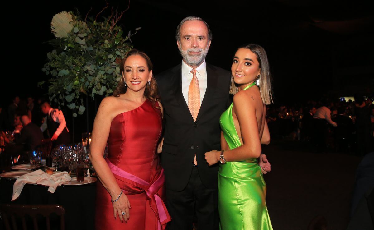 Hijas de Claudia Ruiz Massieu e Inés Sainz deslumbran en prom night