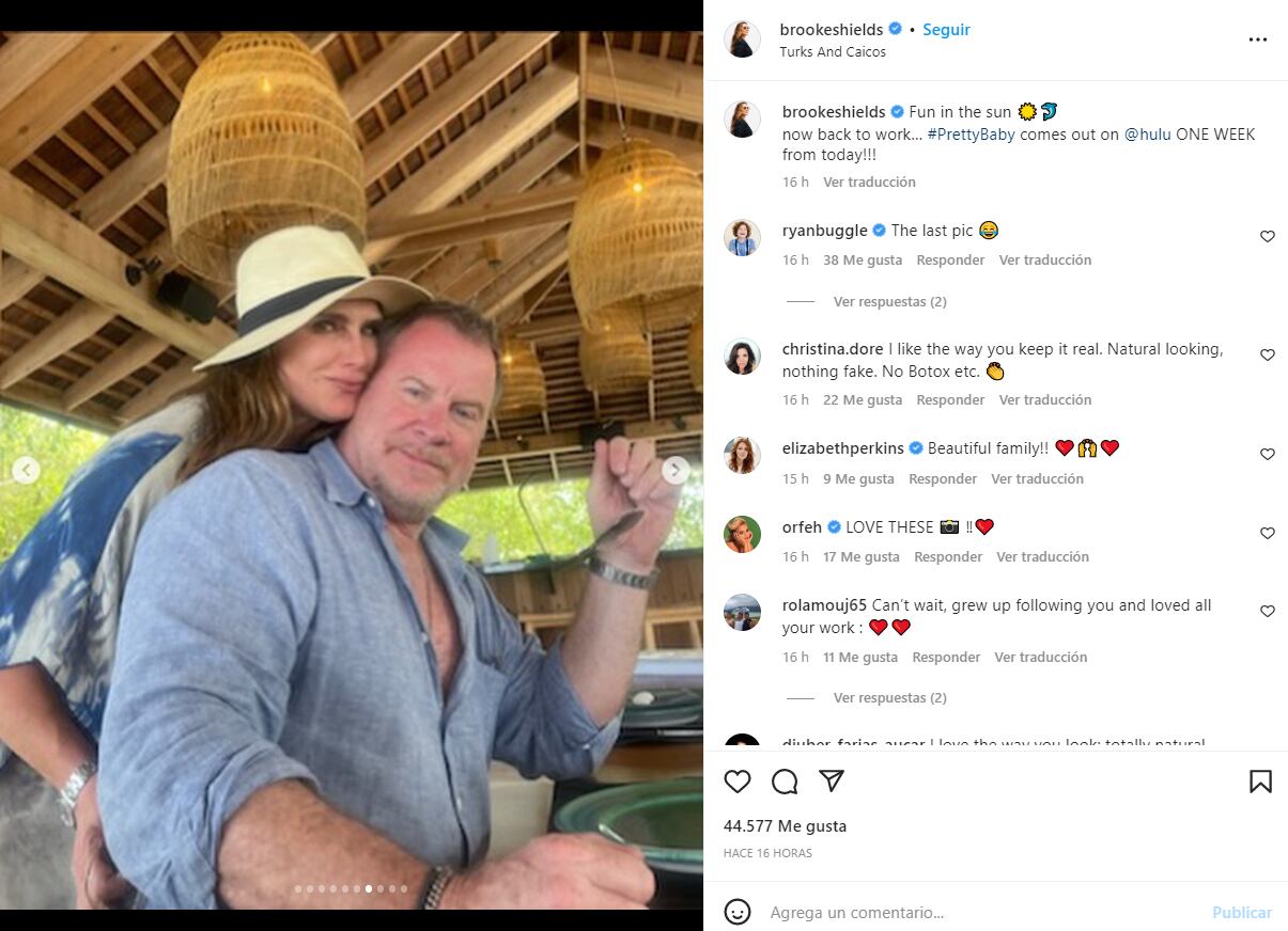 Brooke Shields luce su belleza al natural con un top de bikini blanco