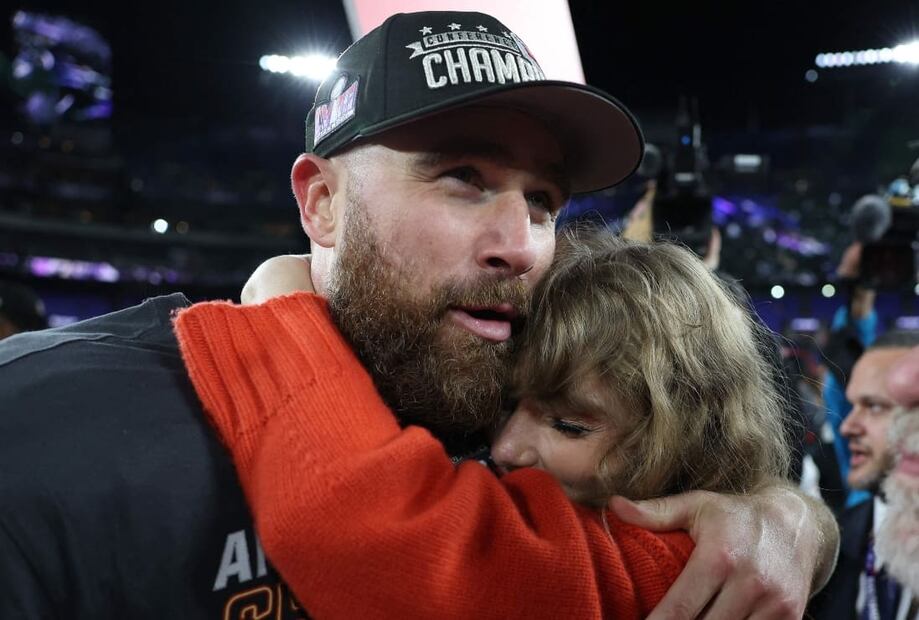 Taylor Swift y Travis Kelce después de ganar el pase al Super Bowl LVIII  / Foto: AFP