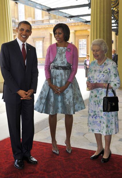 El día que Michelle Obama rompió los protocolos de la realeza británica
