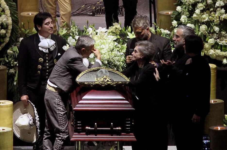 Sacerdote revela los últimos minutos de vida de Vicente Fernández