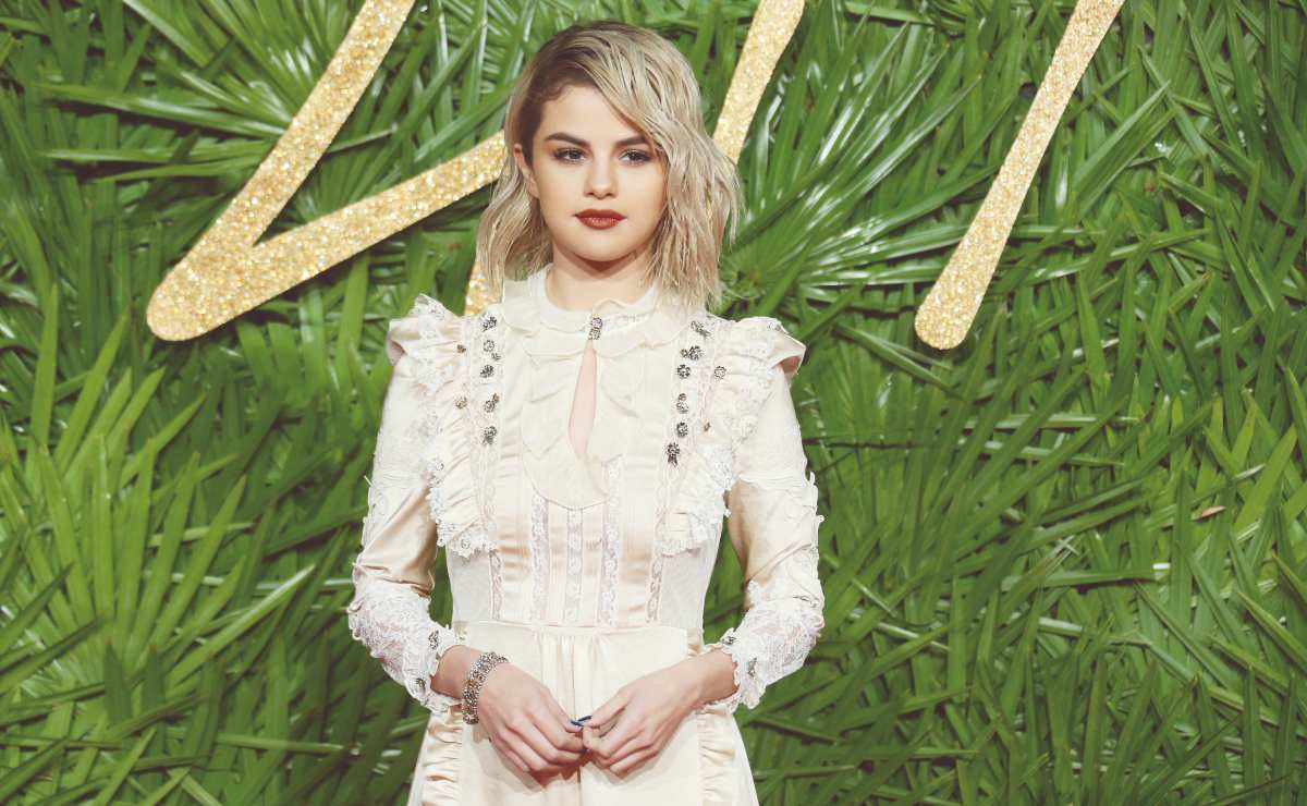 Selena Gomez revela su nuevo tatuaje en la espalda