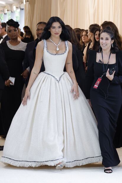 Dua Lipa deslumbra con vestido de Cenicienta en la MET Gala 2023
