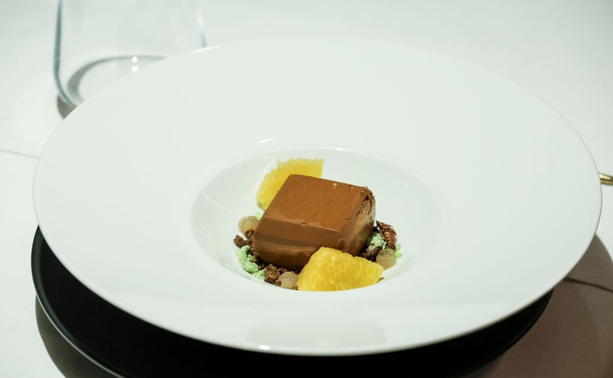 Mousse de chocolate y chile ancho, gel de vainilla y eureka, malto de menta y albahaca, crumble de chapulín y supremas de naranja / Foto: Esteban Torreblanca