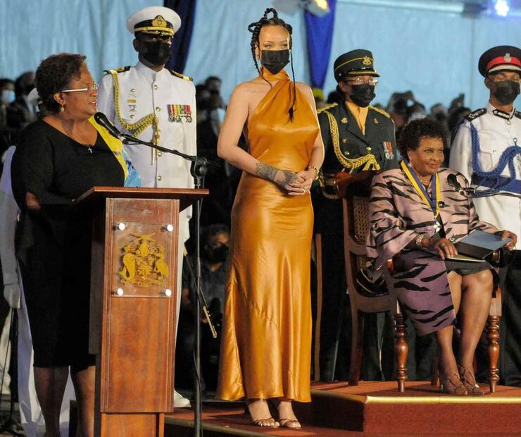 Rihanna se convierte en héroe nacional de Barbados: así se vistió en la ceremonia