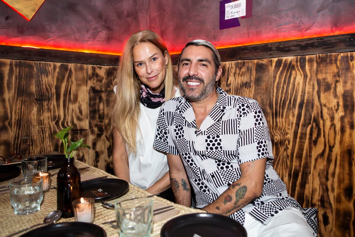 Xuxú y el Chef Yogui disfrutan del mezcal y la música entre amigos