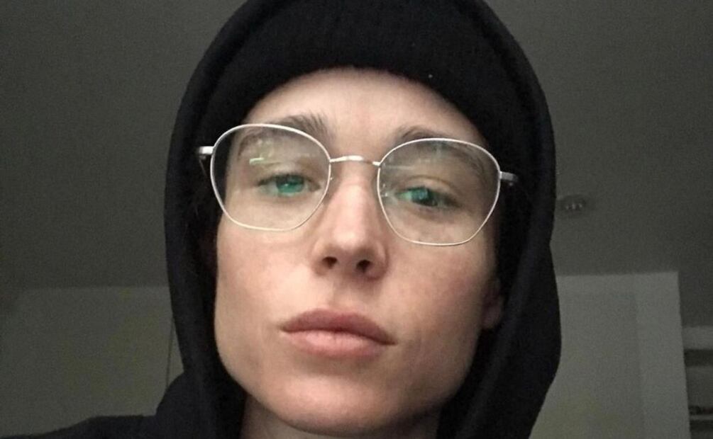 Elliot Page presume su abdomen en su primera foto en traje de baño sin top