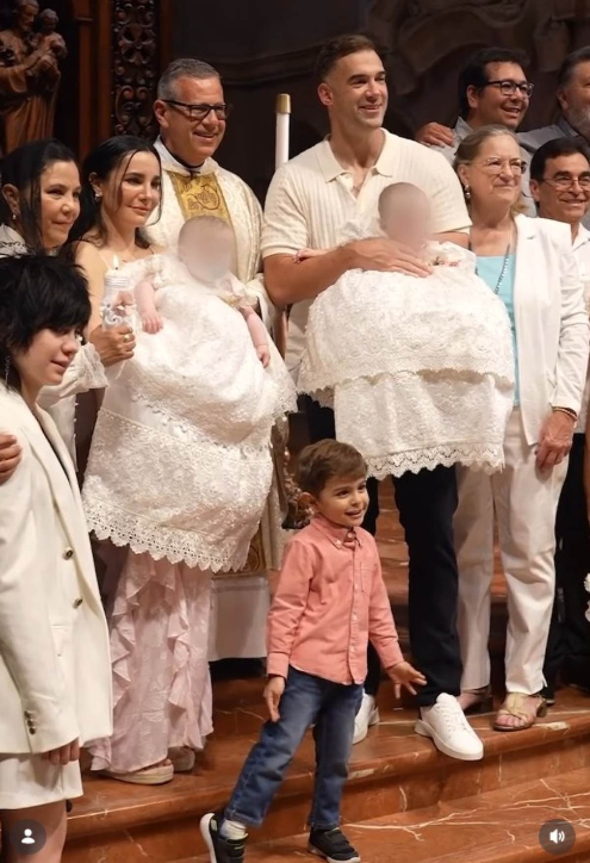 Martha Higareda y Lewis Howes junto a sus familias / Foto: Instagram