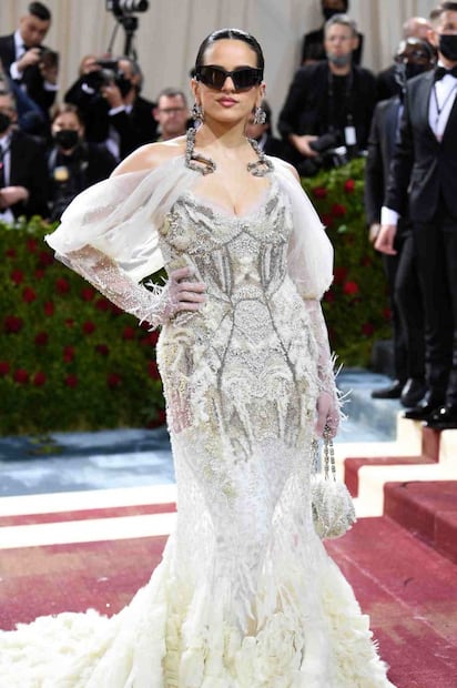 Rosalía, forrada de perlas y pedrería, conquista el MET Gala 2022 