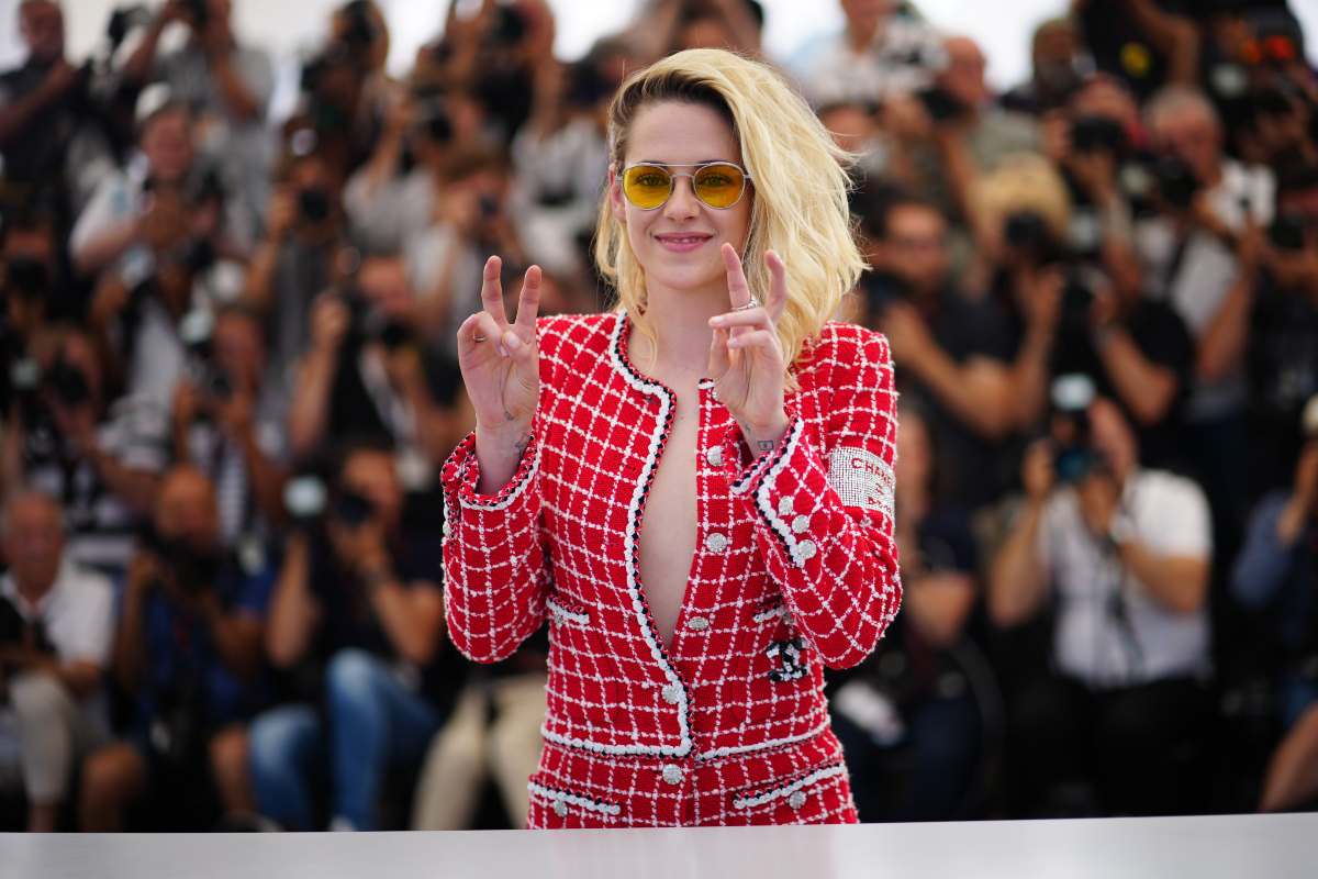 Kristen Stewart luce un jumpsuit de Chanel y rompe su propia regla: ¡sonrió!