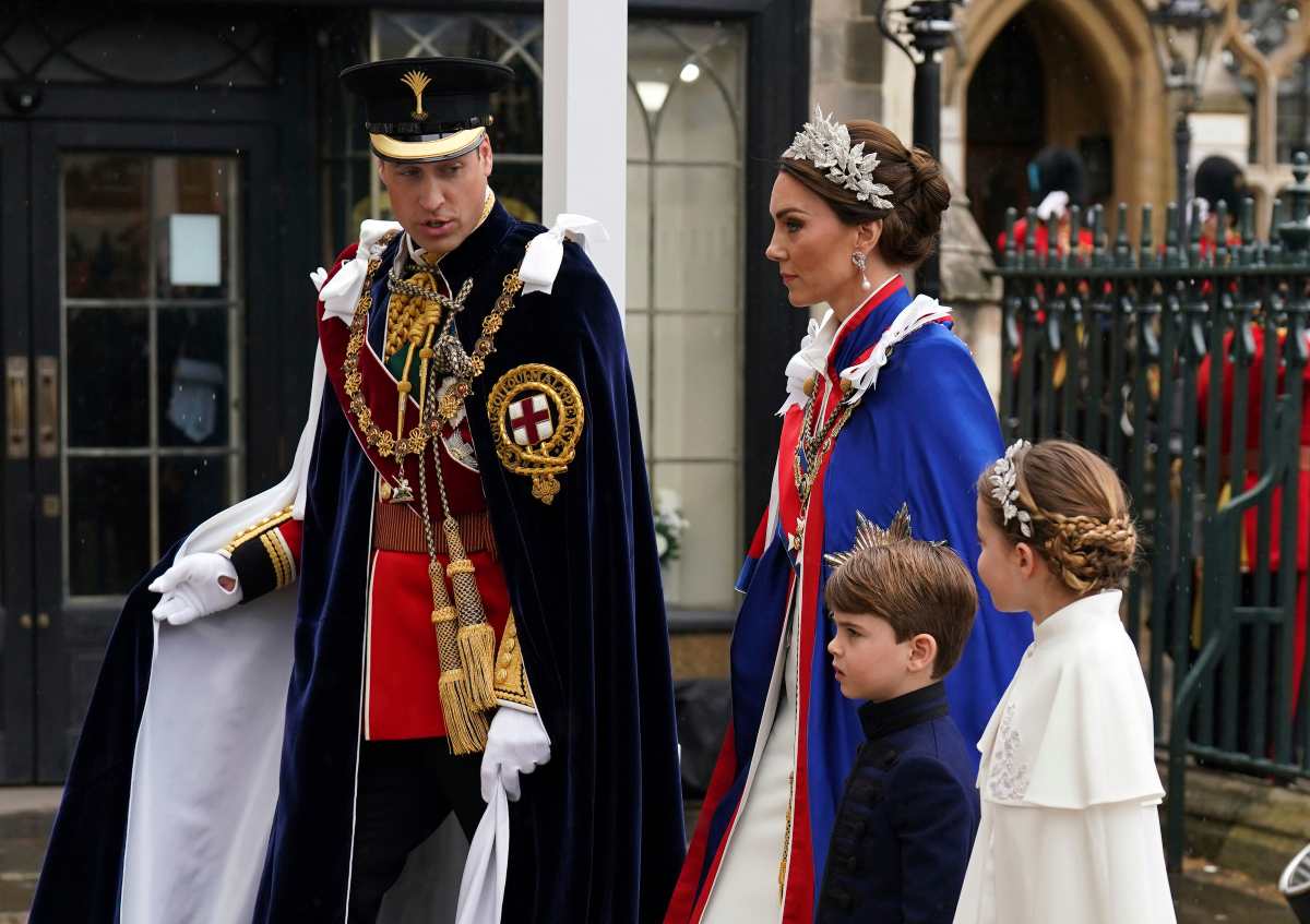El tierno momento en que el príncipe William besa la mejilla de su padre, el rey Carlos III, en la coronación