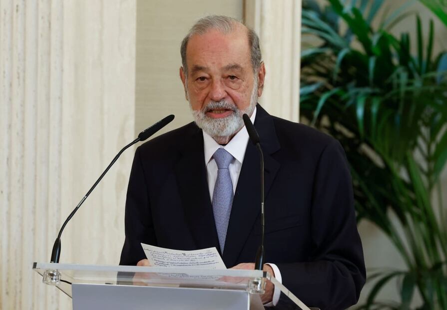 El empresario Carlos Slim Helú ofrece un discurso tras recibir el premio Enrique Iglesias en Madrid / EFE