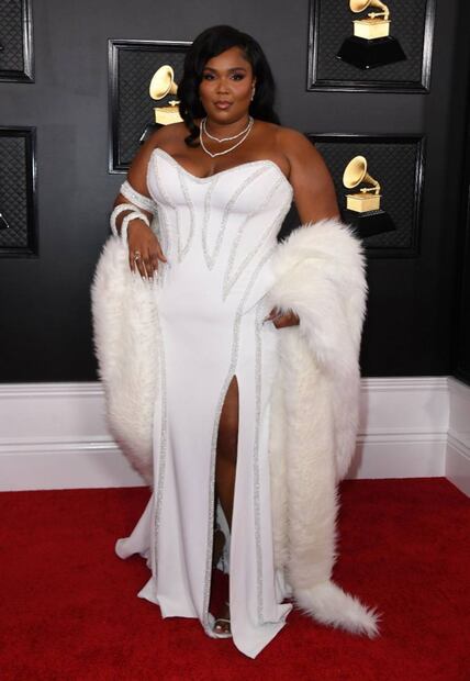 Lizzo y su espectacular atuendo en blanco de Versace para la noche de los Grammy