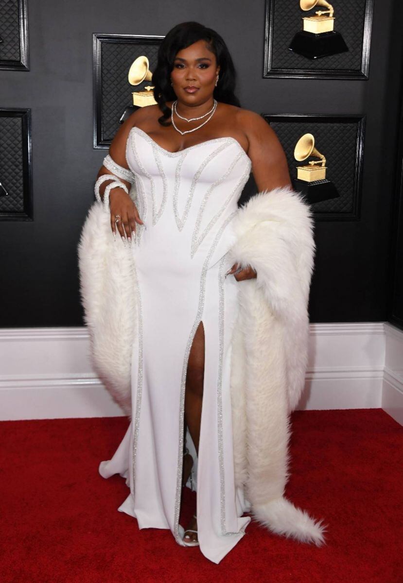 Lizzo y su espectacular atuendo en blanco de Versace para la noche de los Grammy