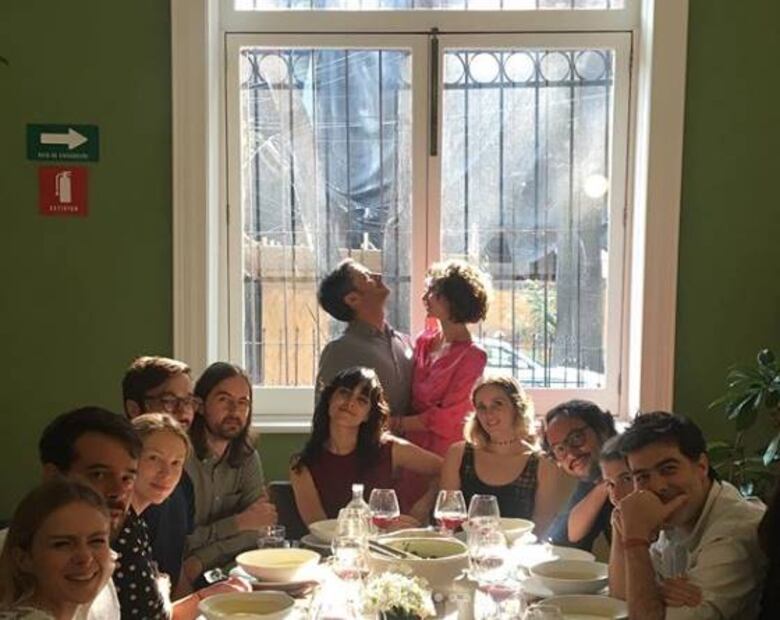 Captan al actor Gael García, su novia Fer Aragonés y los hijos de ambos como una gran familia