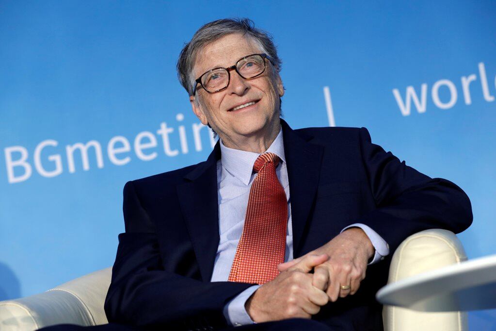 Captan a Bill Gates formado para compar una hamburguesa con papas fritas