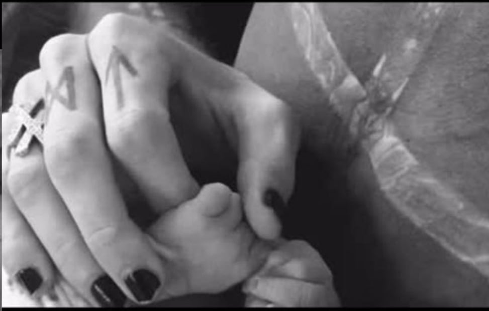 Machine Gun Kelly dio a conocer el nacimiento de su hija con Megan Fox / Foto: Captura