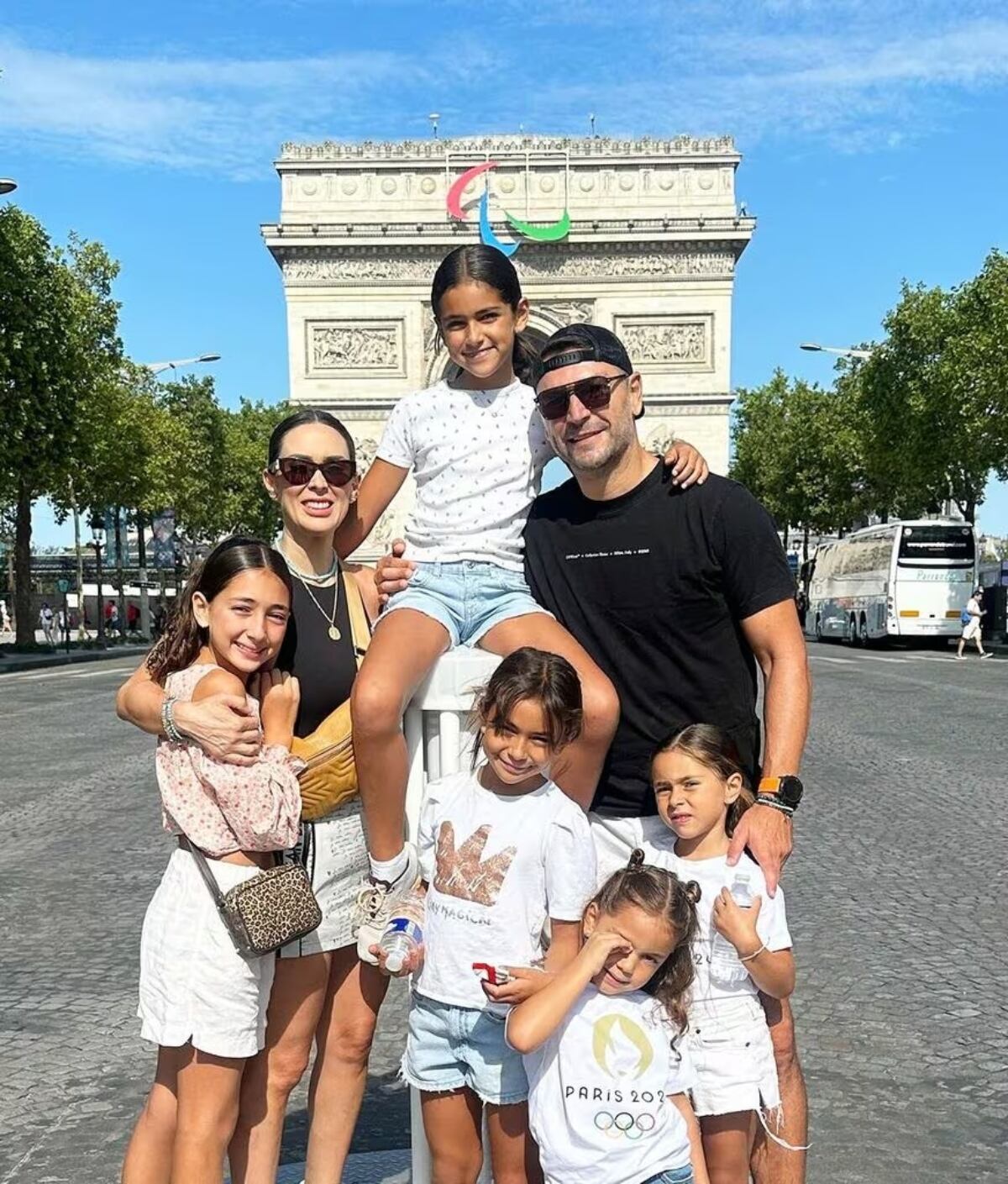 Las cinco hijas de Jacky Bracamontes y Martín Fuentes fueron las más emocionadas con este viaje / Foto: Instagram