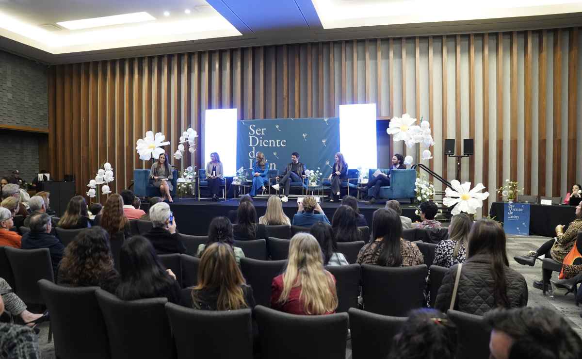 Paola Albarrán presentó su libro 'Ser Diente de León' / Foto: Leonardo Gómez