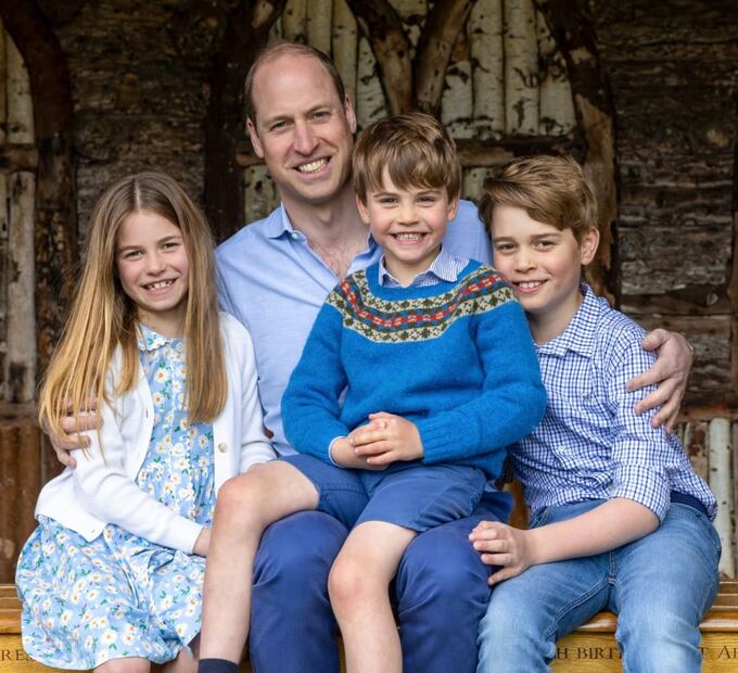 El príncipe William junto a sus hijos, la princesa Charlotte, el príncipe Louis y el príncipe George / Twitter